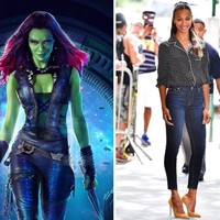 Seperti Gamora yang pemberani, Zoe Saldana pun tak takut bereksperimen untuk urusan fashion. Seperti ketika ia tampil dengan blouse bergaya piyama yang dipadukan dengan jeans. (Foto: Getty Images)