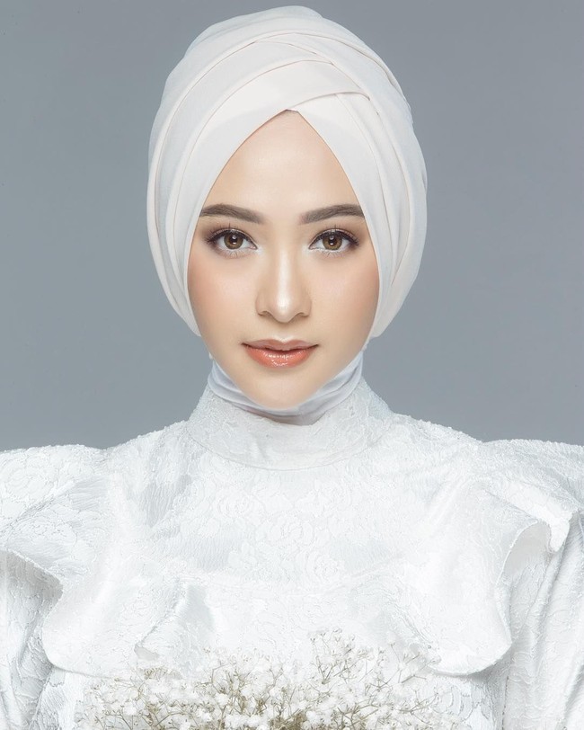 Bintang sinetron Inikah Rasanya, Poppy Bunga tampil makin glowing saat hamil anak keduanya ini. Ia pun senantiasa tampil stylish dengan gaya hijab kekinian. Foto: Instagram/PoppyBungaRiphat