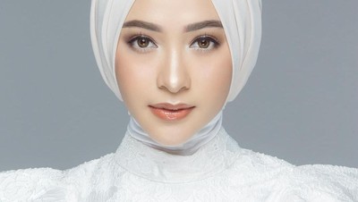 Poppy Bunga Makin Glowing Saat Hamil, Gaya Hijabnya Tetap Modis