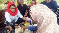 Kalo makan durian itu, ga boleh kalap.. *ambil biji ke-3*, tulis wanita 46 tahun ini. Puti mencicip durian kanjeng di Kampung Durian Ngebel. Seru! Foto: Instagram puti_soekarno