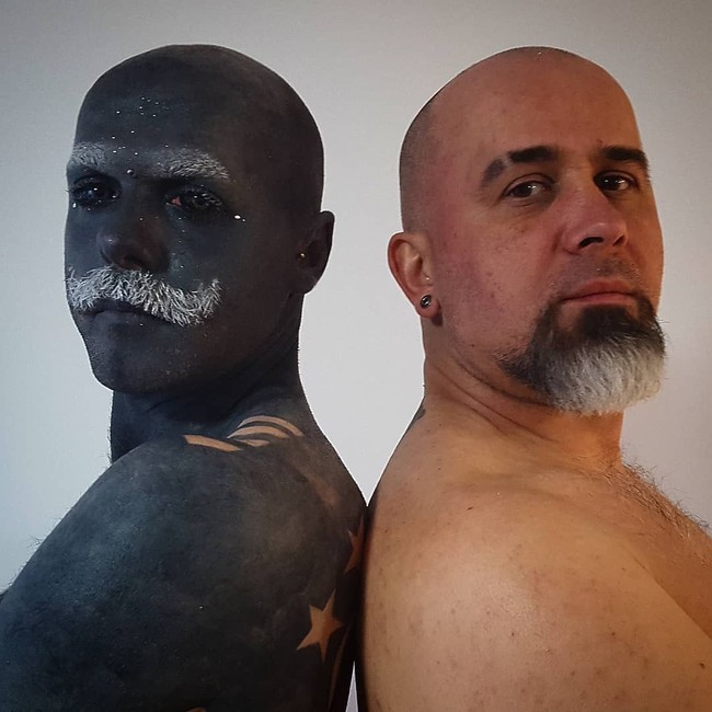 Berbagai terapi yang dijalani Adam demi sembuh dari kanker kemudian membuat sistem imunnya melemah. Sehingga meskipun pada akhirnya dia sembuh, sistem imunnya membuat kulitnya berubah. Dia menjadi albinisme (kekurangan melanin). Perubahan warna kulit ini membuatnya depresi. Hingga akhirnya dia berkenalan dengan aktivitas tato. Foto: Instagram/adam.curlykale