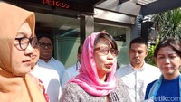 Susi datang ke Mapolda Metro Jaya, Jakarta Selatan, Senin (30/4/2018). Dia didampingi oleh Ketua Umum Cyber Indonesia Muannas Al-Aidid.