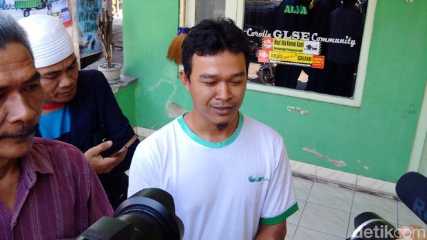 Arif, pemilik bengkel yang menghukum bocah yatim piatu mandi oli setelah kedapatan mencuri.
