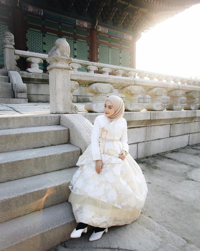 Hamidah Rachmayanti memakai hanbok bernuansa putih keemasan. Berbeda dengan hijabers lainnya, ia memakai hijab pashmina berbahan sifon yang dipakai dengan gaya simple. Foto: Instagram