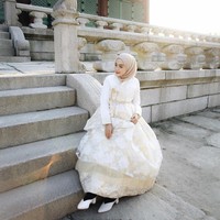 Hamidah Rachmayanti memakai hanbok bernuansa putih keemasan. Berbeda dengan hijabers lainnya, ia memakai hijab pashmina berbahan sifon yang dipakai dengan gaya simple. Foto: Instagram
