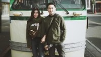 Gaya couple Syahnaz dan Jeje dengan busana berwarna hijau. Dok. Instagram/syahnazs