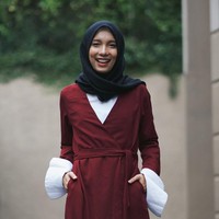 Jika merasa terlalu berat memakai blazer. Padukan outerwear dengan kemeja putih seperti Jenahara ini. Detail cuff oversized pada kemeja Jenahara membuatnya terlihat lebih modis. Foto: Instagram/JenaharaNasution