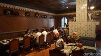 Restoran itu mempunyai lima tempat makan dengan dekorasi khas negara masing-masing, yaitu China, India, Rusia, Maroko dan Mesir. Namun tak ada perbedaan menu, semua bisa memesan menu makanan yang sama  (Kanavino/detikTravel)