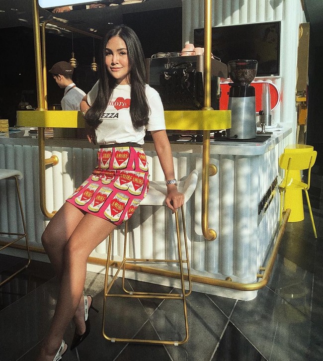 Pang Ployvarin juga selalu dibalut busana rancangan desainer ternama. Pada foto ini, wanita berambut panjang itu memakai rok mini dari brand Dolce & Gabbana yang harganya mencapai jutaan rupiah. Foto: Instagram/pang ployvarin