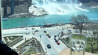 Mewah banget! Pasangan ini makan siang dengan pemandangan Niagara. Foto: Instagram Syahnaz Sadiqah