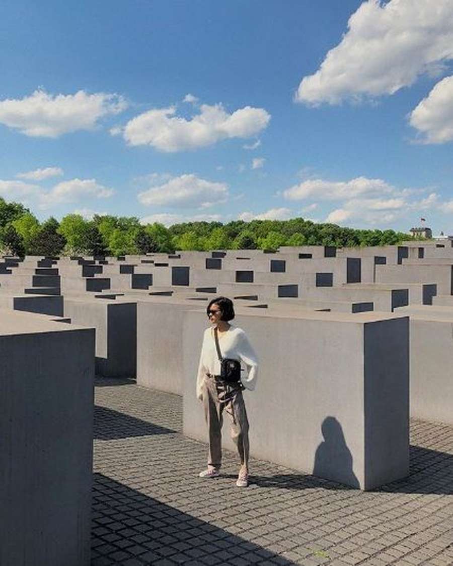 Berpose di Holocaust Monumen, Eva Celia Justru Dipuji Netizen