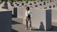 Eva pun menyempatkan untuk berkunjung ke tempat wisata, salah satunya Monumen Holocaust di Berlin, Jerman. Dok. Instagram/evacelia