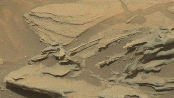 Foto tangkapan rover Curiosity ini memang menampilkan objek yang sangat mirip dengan sendok raksasa, tapi NASA memastikan itu hanyalah kontur permukaan dari Mars. (Foto: CNET)