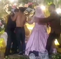 Viral, Pria Buka Baju Saat Salami Pengantin Pria di Pelaminan