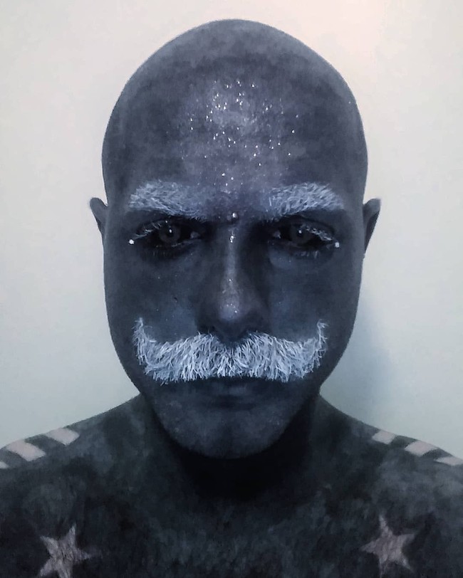 Inilah pria yang mentato seluruh tubuhnya, termasuk kedua bola matanya. Namanya adalah Adam Curlykale yang kini tinggal di London, Inggris. Foto: Instagram/adam.curlykale