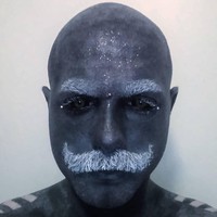 Inilah pria yang mentato seluruh tubuhnya, termasuk kedua bola matanya. Namanya adalah Adam Curlykale yang kini tinggal di London, Inggris. Foto: Instagram/adam.curlykale