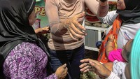 Tuh kan, makan rujak lagi. Rujak yang ia bawa tersebut dibeli saat dirinya berada di acara HUT BUMN 2018 di Cikalong Wetan, Bandung. Foto: Instagram bazbagongzelphi