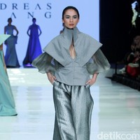 Fashion show koleksi terbaru dari Andreas Odang bertema ‘Serenity’ yang mengangkat tenun Garut di Ballroom Hotel Haris, Kelapa Gading, Jakarta, Kamis [20/4/2018]. [Foto: Mohammad Abduh/Wolipop]