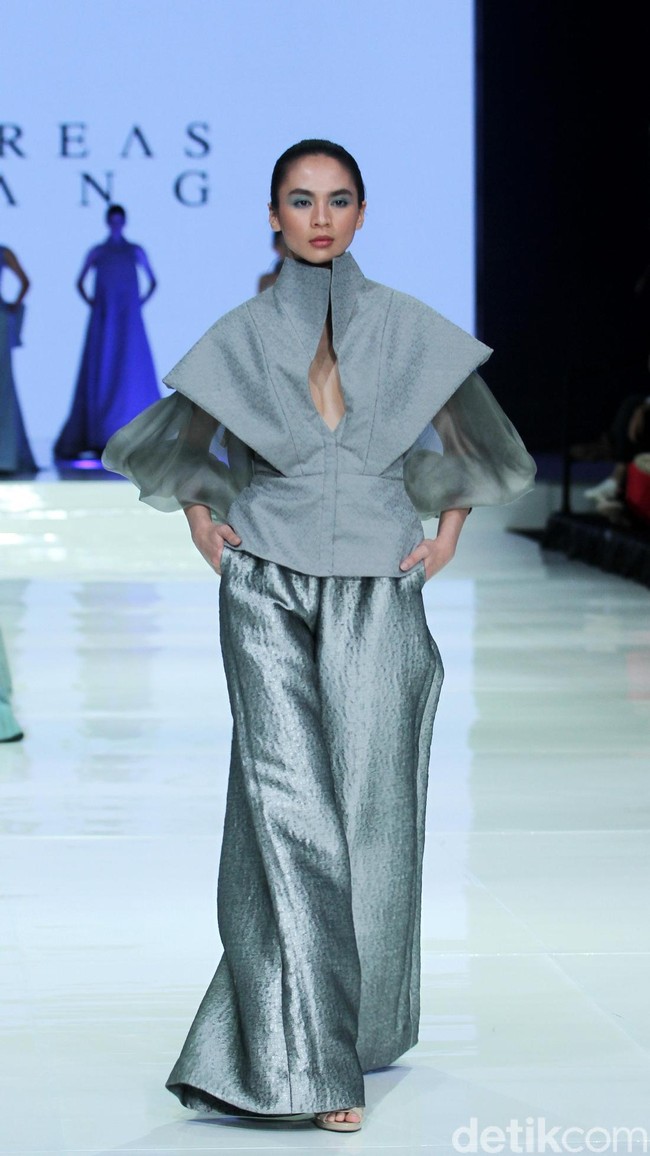 Fashion show koleksi terbaru dari Andreas Odang bertema ‘Serenity’ yang mengangkat tenun Garut di Ballroom Hotel Haris, Kelapa Gading, Jakarta, Kamis [20/4/2018]. [Foto: Mohammad Abduh/Wolipop]