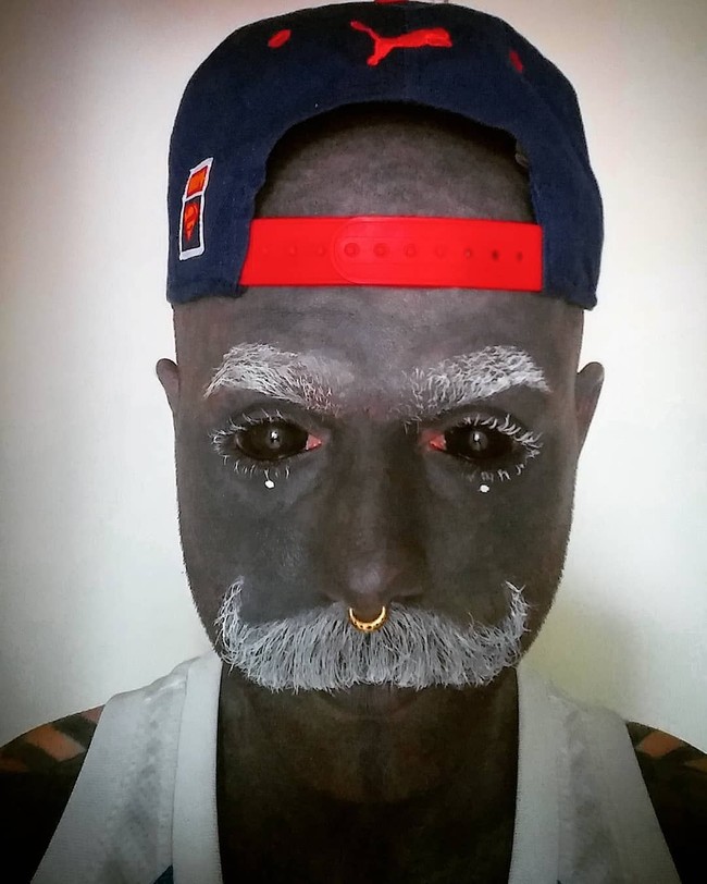 Penampilannya dengan seluruh tubuh berwarna hitam ini pun kerap mendapat bully. Dia disebut mirip klise foto. Foto: Instagram/adam.curlykale