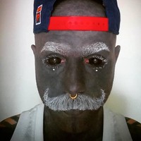 Penampilannya dengan seluruh tubuh berwarna hitam ini pun kerap mendapat bully. Dia disebut mirip klise foto. Foto: Instagram/adam.curlykale