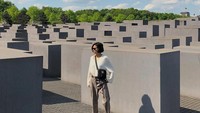 Eva Celia baru saja mengupload fotonya saat berada di Holocaust Monumen. Monumen ini berada di  Berlin, Jerman (evacelia/Instagram)