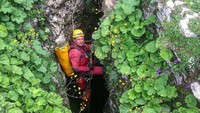 Perjalanan gua akan dimulai dari pegunungan Kaukasus setinggi 2.256 meter. Traveler akan menemukan sebuah gua sempit sebagai pintu masuk (livelovecaving/Instagram)