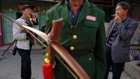 Jika berkunjung ke sini, jangan kaget ya. Karena pemandangan membawa senjata dan busur panah adalah hal yang biasa di Lushui. (Aly Song/Reuters)