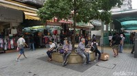 Selain alat elektronik, pedagang di Sham Sui Po ini juga menjajakan pakaian hingga makanan khas Hong Kong (Kanavino/detikTravel)