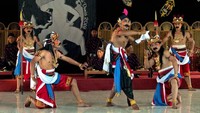 Peringatan Hari Tari Sedunia 2018 dengan tema Persembahan Tari Nusantara Sebagai Wujud Persatuan Bangsa dalam Memperkuat NKRI, diselenggarakan di Kampus Universitas Negeri Semarang (Unnes), Semarang, Jawa Tengah, Minggu (29/4). Diikuti oleh 668 penari pementasan tari tersebut menampilkan 60 jenis tarian kontemporer dan klasik dari 21 Provinsi, salah satunya tari Soreang. ANTARA FOTO/ R. Rekotomo.
