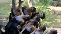 Dalam rangka Hari Tari Sedunia 2018, sejumlah seniman menampilkan kreasi seni tari eksplorasi lingkungan bertajuk Selfie saat pentas di Taman Budaya Bali, Denpasar, Bali, Minggu (29/4). ANTARA FOTO/ Fikri Yusuf.