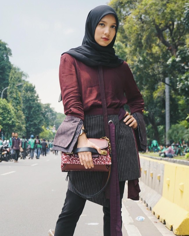 Saat harus tampil mengenakan pakaian etnik seperti batik, Anda bisa menyiasati tampilan jadi lebih modern dengan atasan beraksen lurik seperti penampilan Jenahara ini. Foto: Instagram/JenaharaNasution