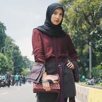 Saat harus tampil mengenakan pakaian etnik seperti batik, Anda bisa menyiasati tampilan jadi lebih modern dengan atasan beraksen lurik seperti penampilan Jenahara ini. Foto: Instagram/JenaharaNasution