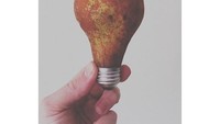 Hayo tebak ini buah apa? Ya, buah pir. Ternyata bentuk buah pir sangat mirip dengan bentuk bohlam lampu, ya. Foto: Instagram @brockdavis