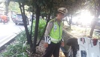 Setelah itu korban langsung keluar dari dalam mobil dan meminta pertolongan. Mobil tersebut akhirnya diderek petugas pada pukul 16.00 WIB. Dalam kejadian itu, tidak ada korban jiwa. (Foto: Dok. Polres Jakbar)
