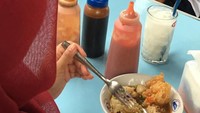 Kalau ini gaya Puti saat menyantap bakso pangsit di Blitar. Cucu pertama Soekarno ini mengaku bakso pangsit adalah salah satu makanan favoritnya. Foto: Instagram puti_soekarno