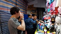 Berkunjung ke Mong Kong kurang lengkap tanpa menginjakkan kaki di Ladies Market. Kamu akan menemukan pedagang kaki lima yang berjajar di sepanjang jalan yang ikonik ini. (Kanavino/detikTravel)
