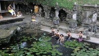 Sejumlah seniman menampilkan kreasi seni tari eksplorasi lingkungan bertajuk Melukat saat pentas di Taman Budaya Bali, Denpasar, Bali, Minggu (29/4). Pentas seni tari kontemporer yang mengeksplorasi lingkungan kehidupan sehari-hari tersebut digelar dalam rangka Hari Tari Sedunia 2018. ANTARA FOTO/ Fikri Yusuf.
