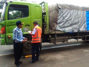 Perlu Bantuan Perusahaan Asuransi Berantas Truk Obesitas