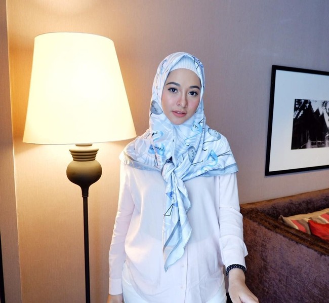 Bintang FTV ini juga sering mengenakan hijab segi empat motif yang sedang tren di kalangan hijabers. Memakai hijab segi empat dengan sederhana, penampilannya tetap manis dan cantik. Foto: Instagram/PoppyBungaRiphat