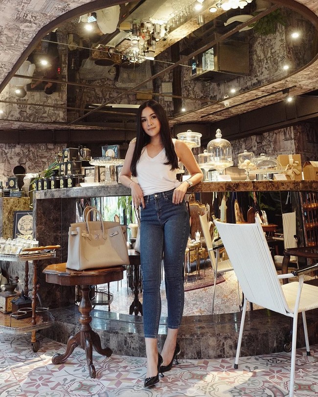 Tampil simpel, hanya memakai tank top dan denim, Pang Ployvarin menampilkan kemewahan melalui gayanya dengan membawa tas Hermes Birkin berharga ratusan juta rupiah. Foto: Instagram/pang ployvarin
