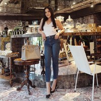 Tampil simpel, hanya memakai tank top dan denim, Pang Ployvarin menampilkan kemewahan melalui gayanya dengan membawa tas Hermes Birkin berharga ratusan juta rupiah. Foto: Instagram/pang ployvarin