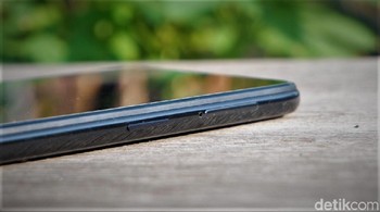 Sisi samping kanan terdapat tombol power dan slot SIM Card. Sementara sisi kiri terdapat tombol pengaturan volume. Foto: Adi Fida Rahman/detikINET