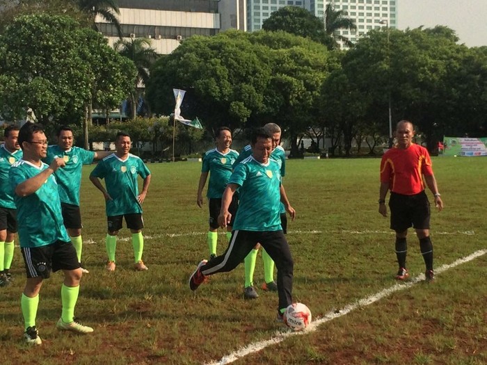 Melihat Ketum PPP Main Bola Sambut Piala Dunia