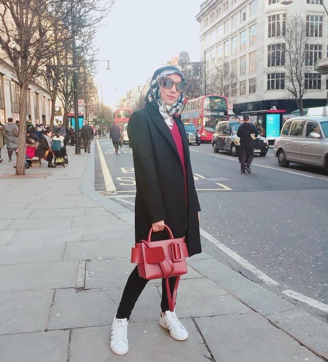 Salah satu gaya busana berhijab yang cocok untuk dipakai ke kantor ialah gaya keseharian desainer Jenahara. Gayanya yang khas bisa jadi inspriasi padu padan busana semi formal untuk ke kantor atau meeting dengan klien. Foto: Instagram/JenaharaNasution