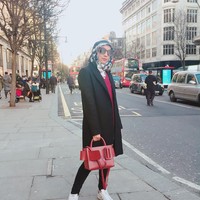 Salah satu gaya busana berhijab yang cocok untuk dipakai ke kantor ialah gaya keseharian desainer Jenahara. Gayanya yang khas bisa jadi inspriasi padu padan busana semi formal untuk ke kantor atau meeting dengan klien. Foto: Instagram/JenaharaNasution