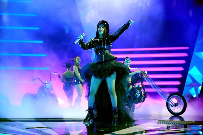 Bergaya chic rocker, Cardi B mengguncang panggung iHeart Music Awards 2018. (Foto: Getty Images)