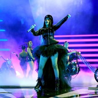 Bergaya chic rocker, Cardi B mengguncang panggung iHeart Music Awards 2018. (Foto: Getty Images)