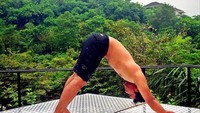 Selain itu, Firman juga menjajal yoga. Almost perfect .. Nice try!!!, tulis Firman. Foto: Instagram @adefirmanhakim