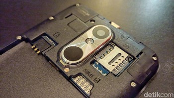 Ponsel ini mendukung Dual SIM Card. (Foto: detikINET/Adi Fida Rahman)